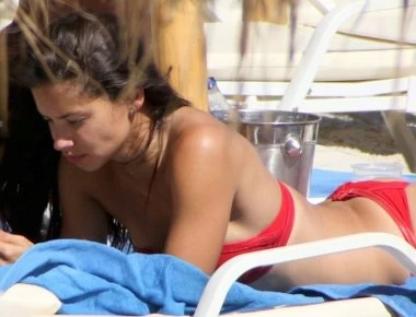 Η Adriana Lima εμφανίστηκε με μπουρνούζι στα 38 της χρόνια και «έριξε» το ίντερνετ (βίντεο)